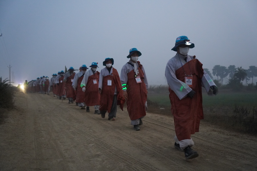 ​새벽에 흙길을 걷는 순례단.​