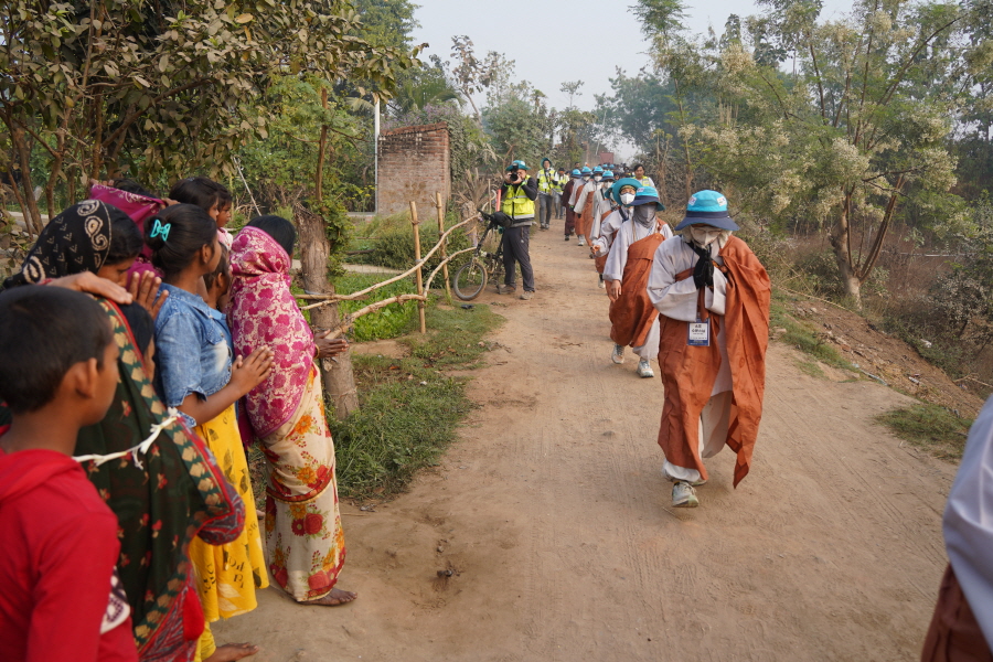 ​합장하는 순례단과 인도 주민들.​
