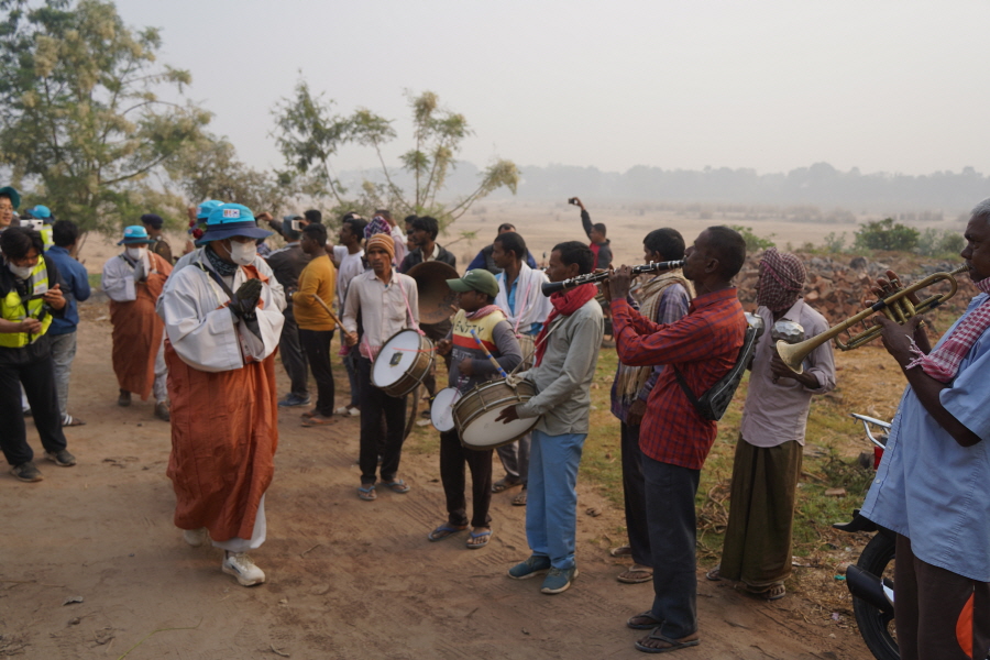 순례단을 환영하는 밴드 악단.