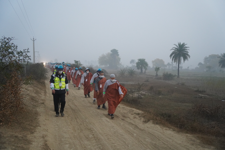 아침 행선을 하고 있는 순례단.