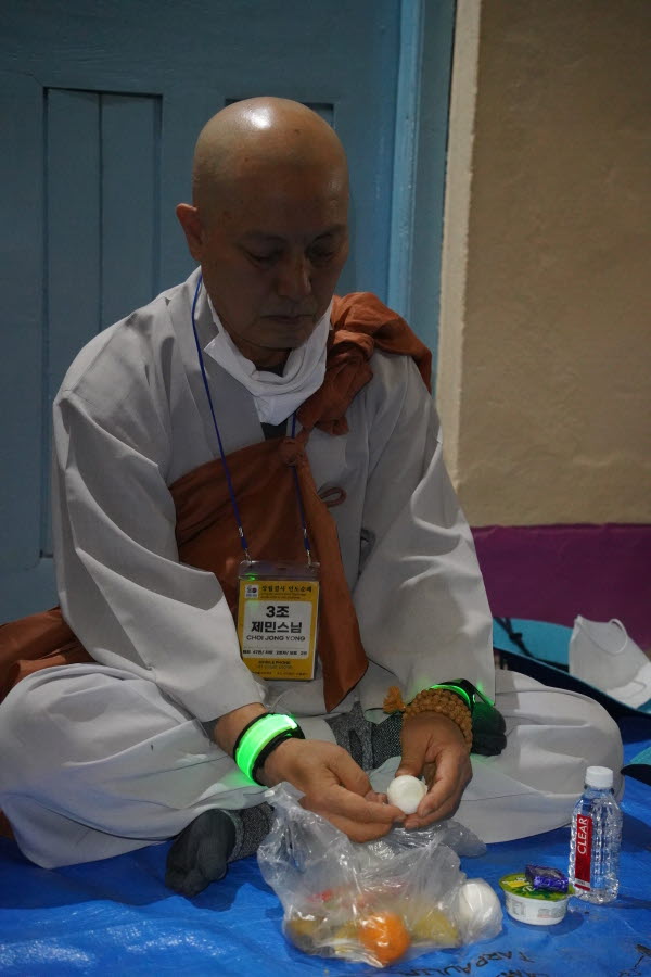 아침공양 모습.