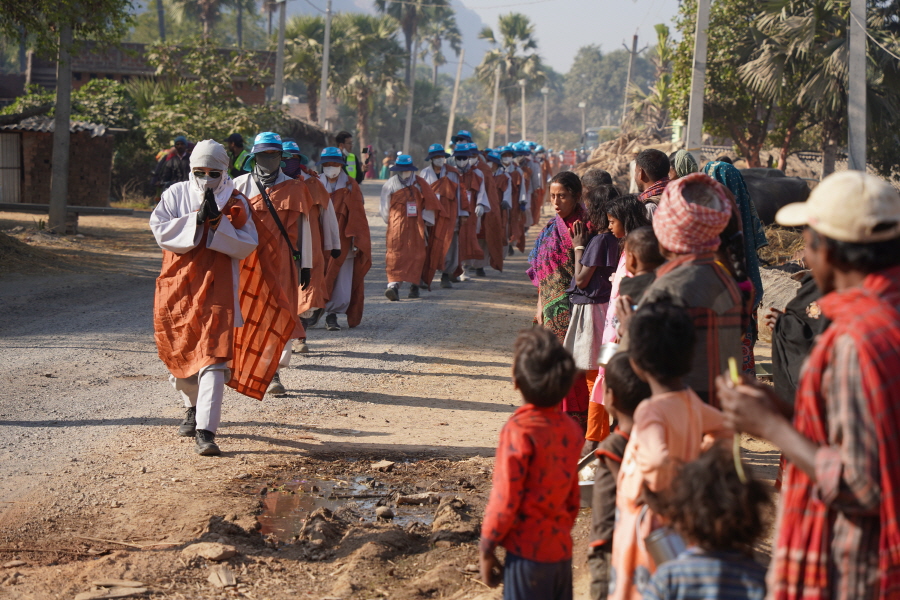 순례 16일 차를 맞은 2월24일 상월결사 인도 순례단이 가는곳 마다 마을 주민들이 나와 합장하거나 박수로 환영한다. 순례단도 이들을 향해 반갑게 인사해 길은 포교 현장이 된다.