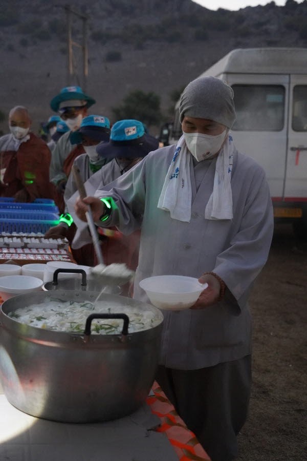 출발 4시간 만에 라즈기르 가는 길 위에서 아침 공양을 했다. 따뜻한 떡국이 추위를 녹였다.