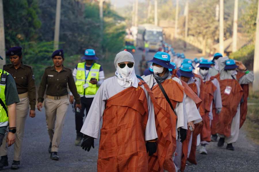 인도 라즈기로로 발걸음을 옮기는 순례단.