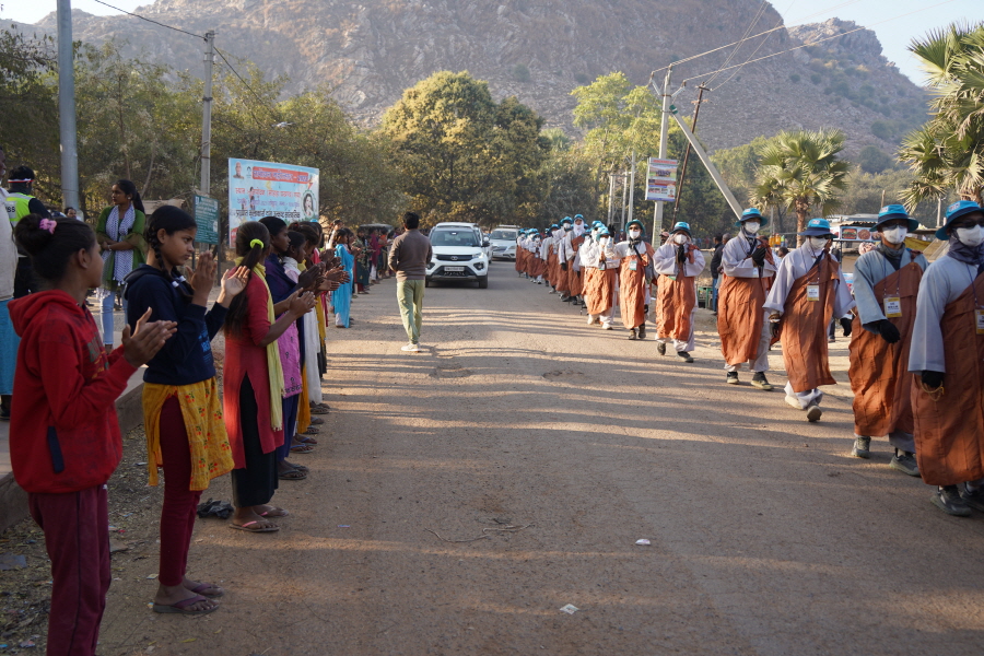순례단이 가는 곳 마다 마을 주민들이 나와 합장하거나 박수로 환영한다.