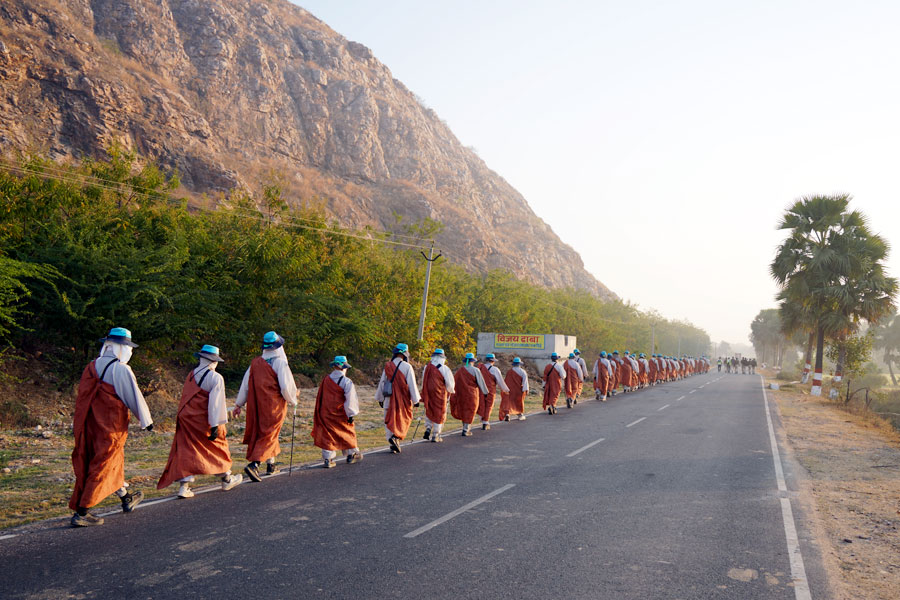 영축산을 향하는 순례단의 걸음, 더위와 탁한 공기 등 악조건은 순례의 걸림돌이 되지 못한다.