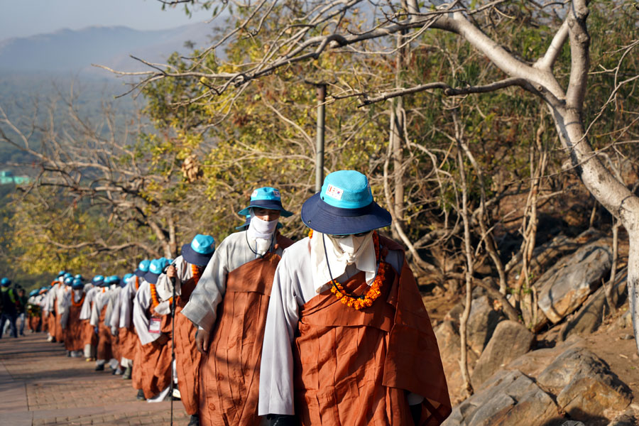 부처님 성지를 향한 발걸음을 옮기는 순례단.