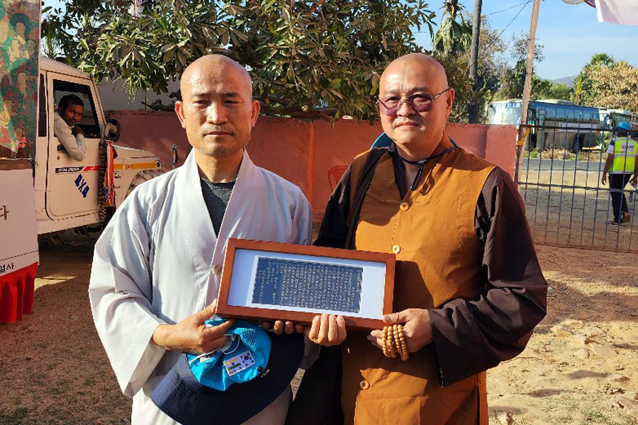 베트남 스님이 신도들과 함께 순례단을 찾아와 공양을 올리고 갔다.
