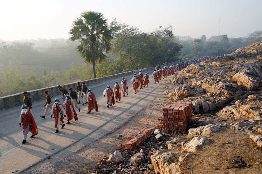 왕사성 터를 지나는 순례단