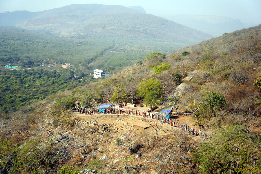 영축산을 내려가는 순례단