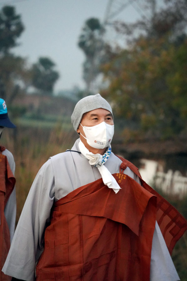 상월결사 인도순례단은 라즈기르를 출발해 라즈기르를 지났다. 누적거리 401km. 여명이 밝아 올 무렵 힘차게 나아가는 상월결사 회주 자승스님.