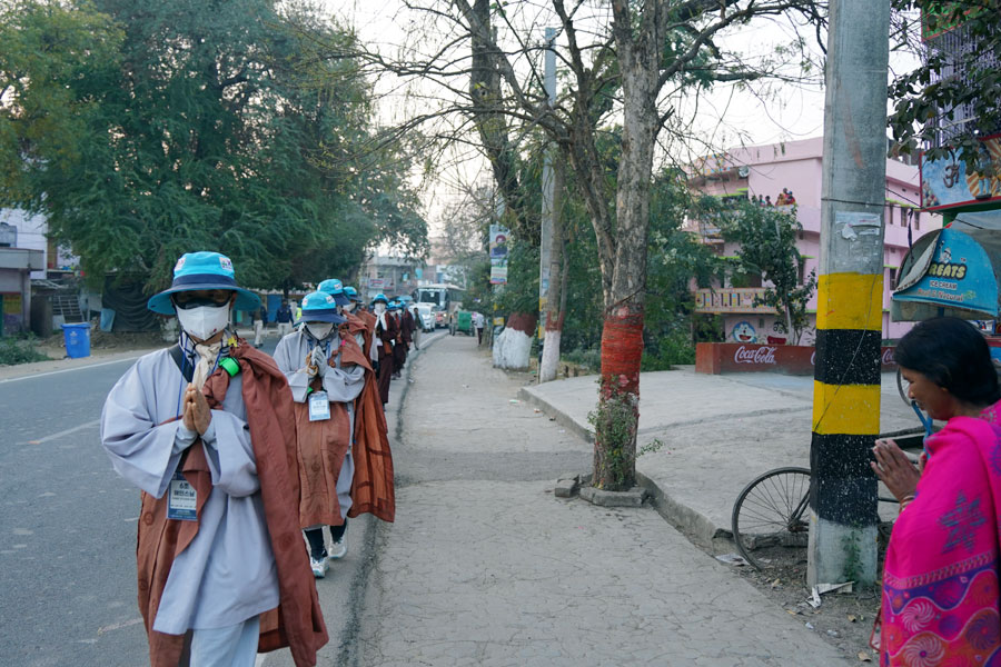 나란다에서 만난 불자. 지극 정성으로 합장한다.