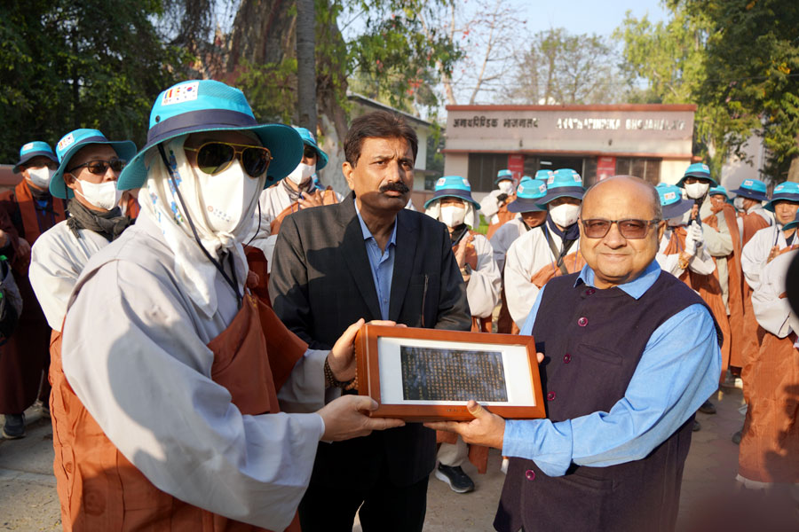 나란다 대학 총장에게 반야심경 고려대장경판을 선물했다.