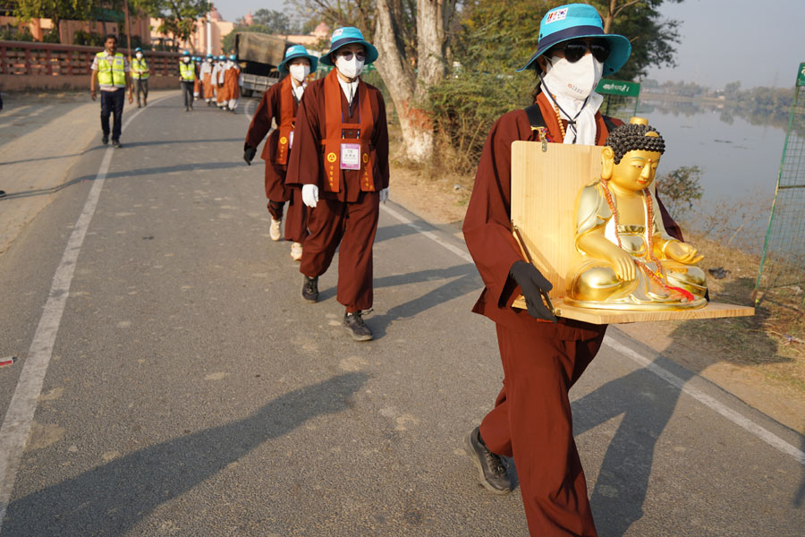 부처님을 이운하는 이태경 보살.