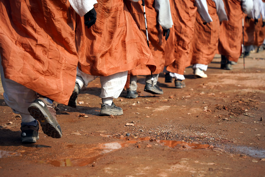 묵묵히 길을 가는 순례단의 걸음은 장엄하다.