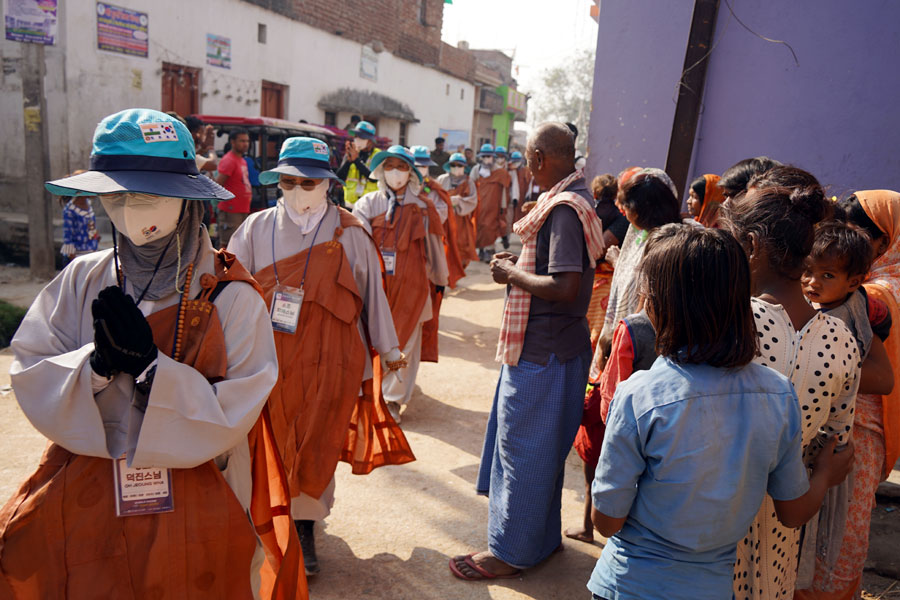 마을 주민들 사이를 지나는 순례단의 모습.