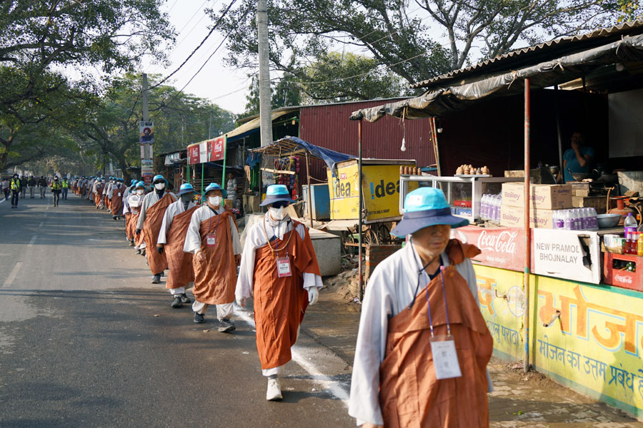 나란다 대학 터를 지나는 순례단.