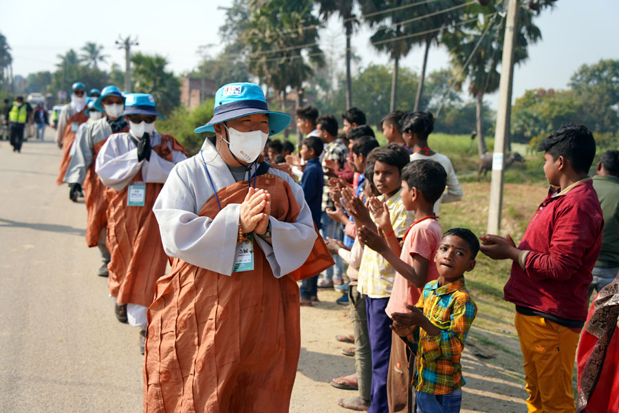 물집이 터진 발을 무겁게 옮기다가도 주민들의 박수를 받으면 다시 힘을 얻는다.
