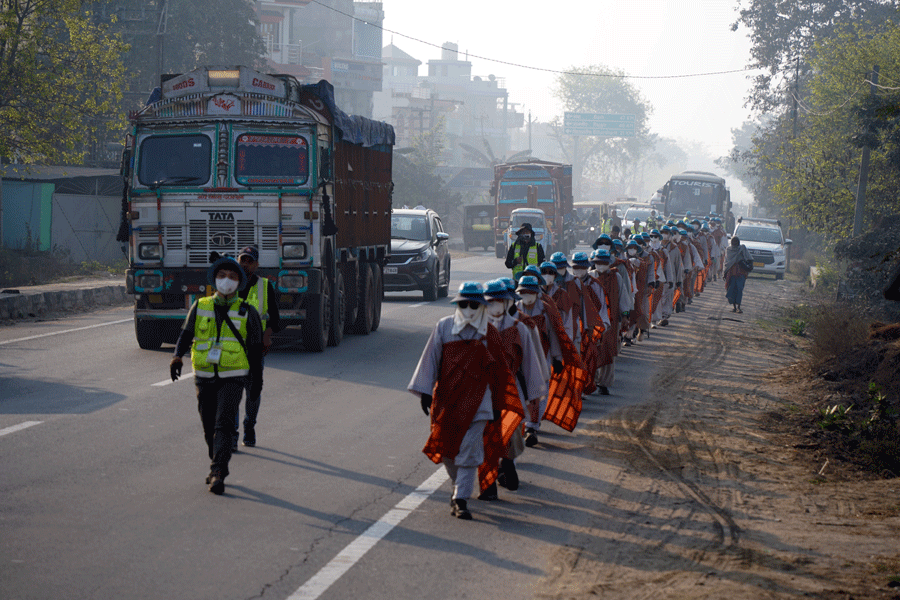 부처님 성지를 걷는 인도순례 19일차, 새벽 트럭 사이를 아슬하게 지나는 순례단.