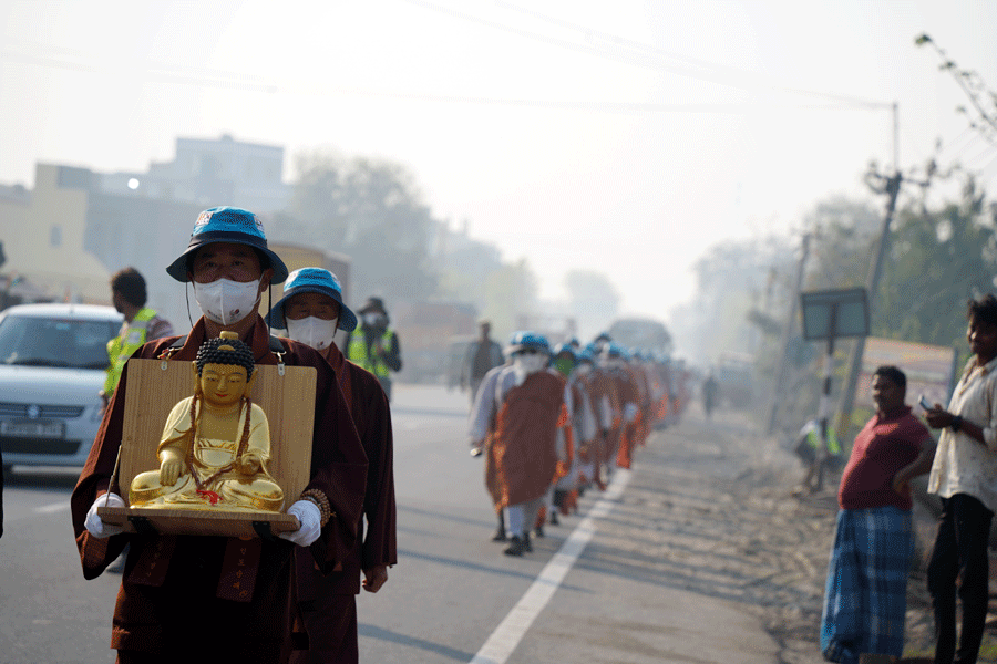 부처님을 모시고 걷는 순례단.