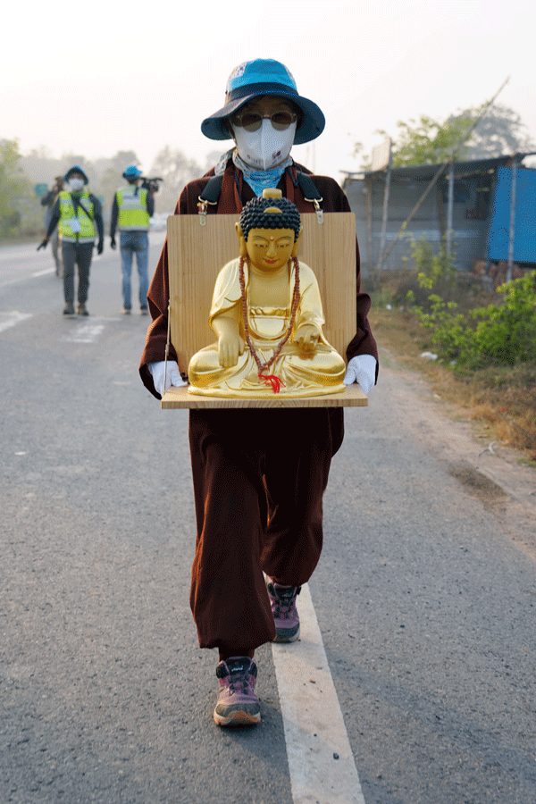 부처님 이운 행운을 안은 강덕순 보살.