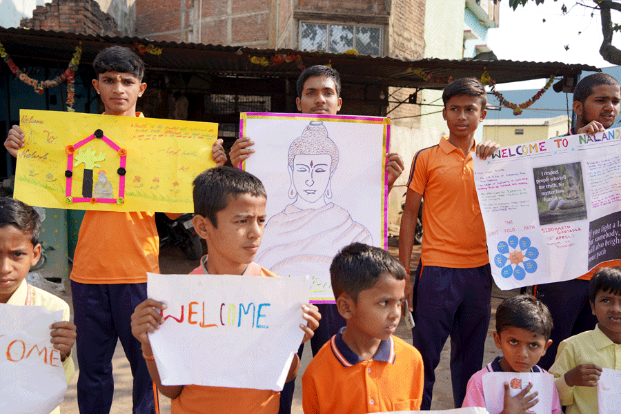 순례단을 환영하는 어린이 청소년들.