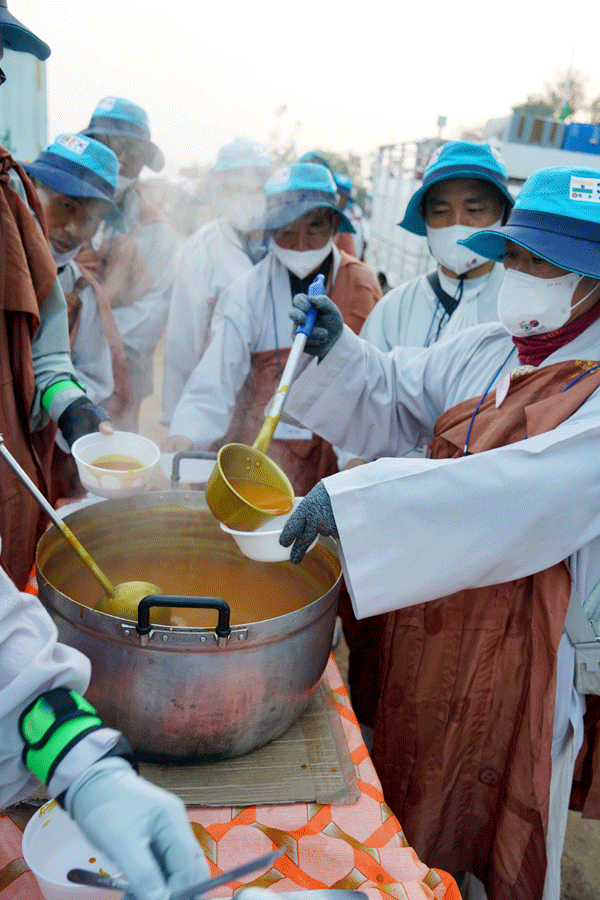 추위를 녹여준 호박죽 아침 공양.