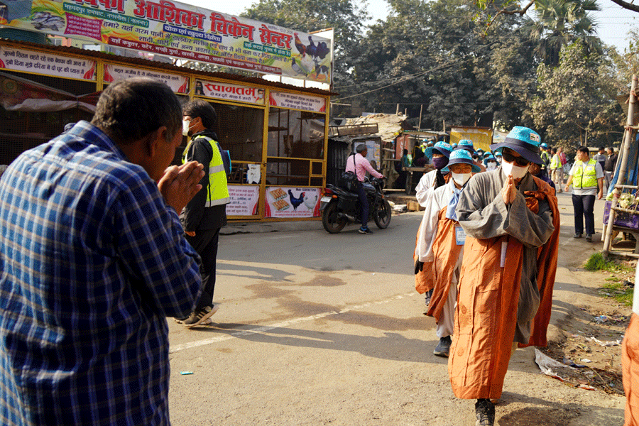 합장하며 순례단을 반기는 주민.