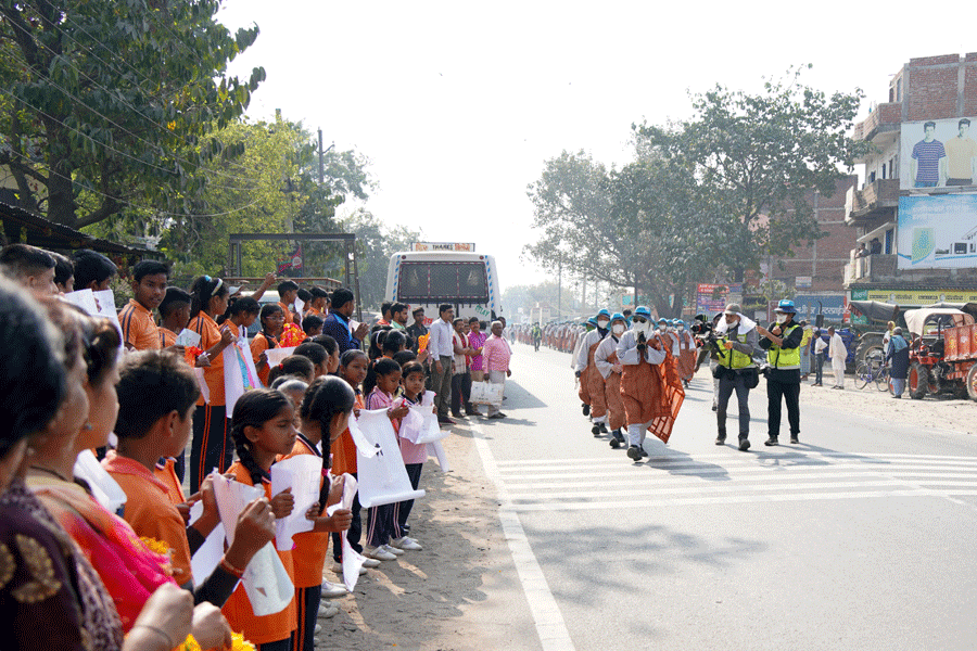 고된 순례길이지만 주민들의 박수와 함성이 쏟아지면 순례단은 큰 힘을 얻는다.