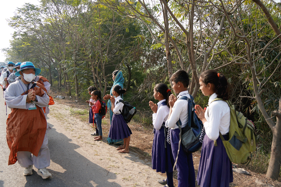 합장으로 반갑게 맞아주는 주민들.