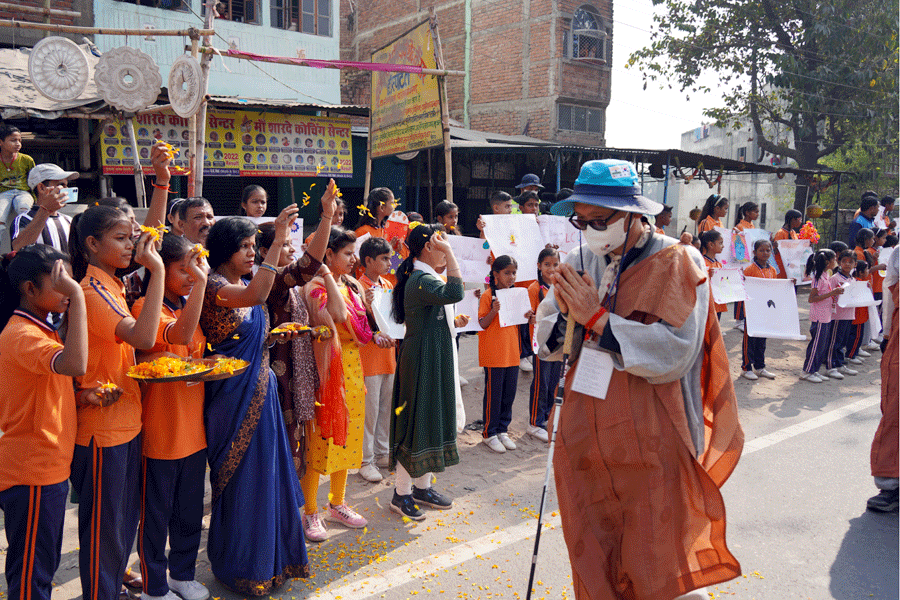순례단을 마중 나온 주민들. 순례단은 환영 나온 주민들에게 합장 인사로 답례한다.