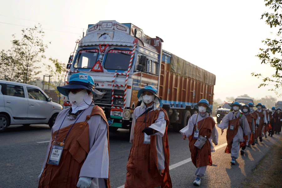주행 중인 차량과 함께 걷고 있는 순례단.