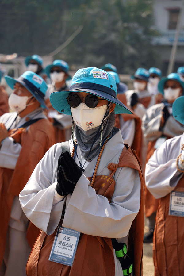 하루 일정을 마치는 회향의 시간. 덕진스님.