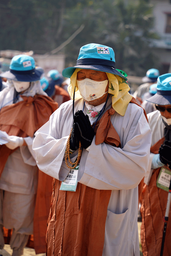 하루 일정을 회향하는 설암스님.