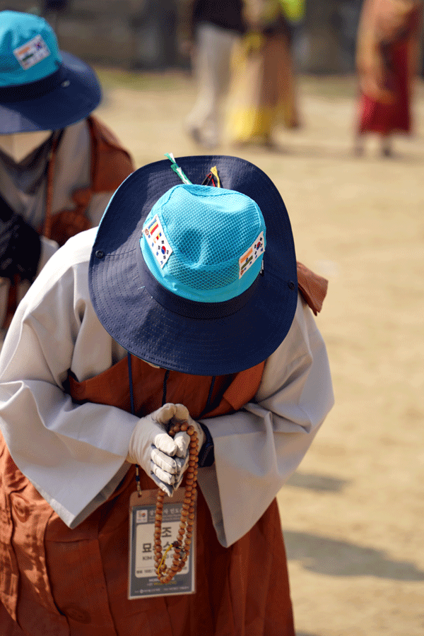하루 일정을 회향하고 있는 스님.