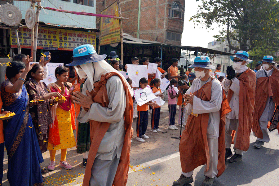 순례단을 환영하고 있는 주민들.