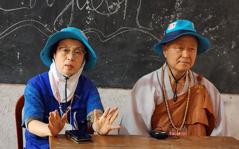 순례단 건강 문제에대해 브리핑 하는 김명숙 팀장(왼쪽).