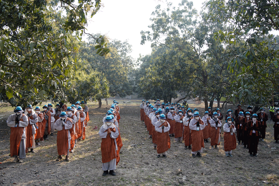 0, 여명이 밝아올 무렵, 고속도로 변을 지나는 순례단. 파트나를 지나면 바이샤르가 지척이다. 1, 2, 좁은 길을 대형 트럭이 지나는 곁을 걸어가는 위험한 새벽 행선3, 움푹 파인 위험한 길을 지나고 있다4, 따뜻한 국수공양이 새벽 한기를 달래주었다5, 위험한 도로 사정 때문에 잠시 버스로 이동했다인도순례 20일 차 행선을 마치며 회향식을 갖고 있는 순례단.