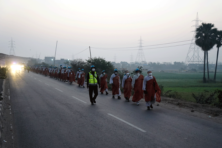 여명이 밝아올 무렵, 고속도로 변을 지나는 순례단. 파트나를 지나면 바이샤르가 지척이다.