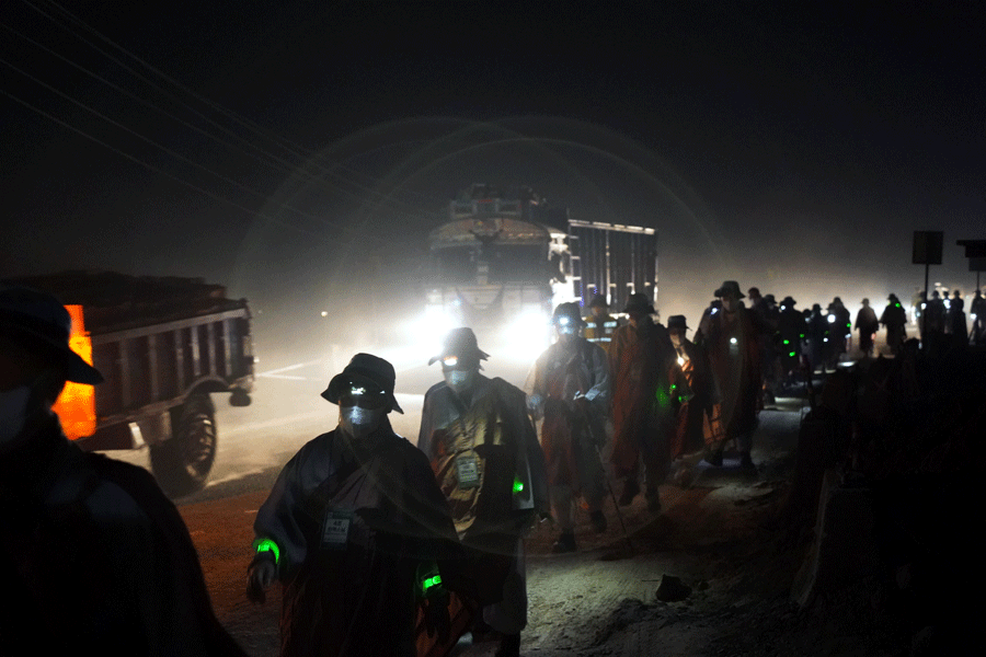 좁은 길을 대형 트럭이 지나는 곁을 걸어가는 위험한 새벽 행선.