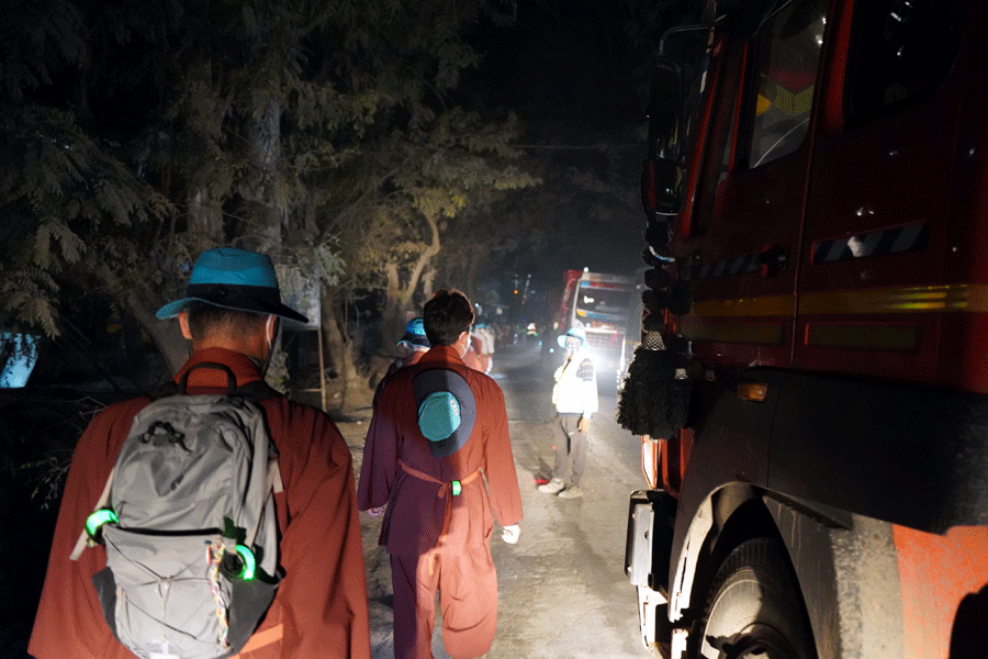 자동차와 오토바이, 오토릭샤가 위험하게 오가는 도로에서의 새벽 행선.