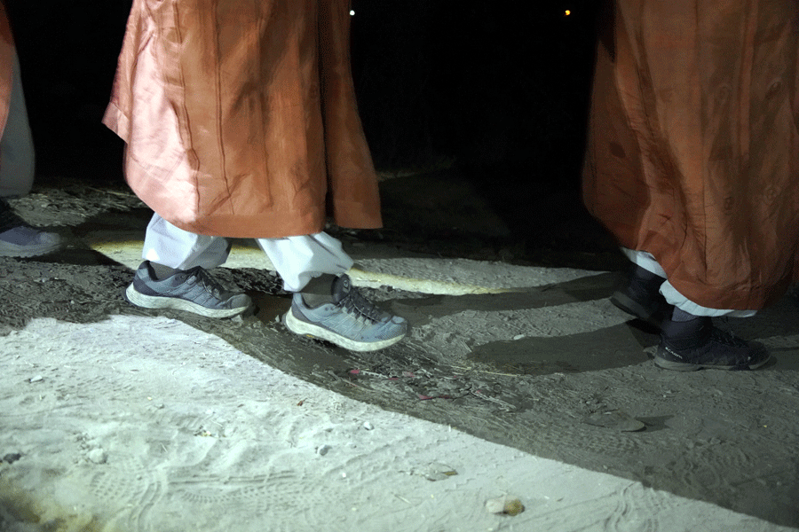 순례단이 움푹 파인 위험한 길을 지나고 있다.