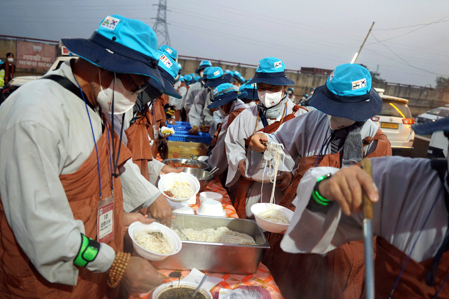 따뜻한 국수공양이 새벽 한기를 달래주었다.