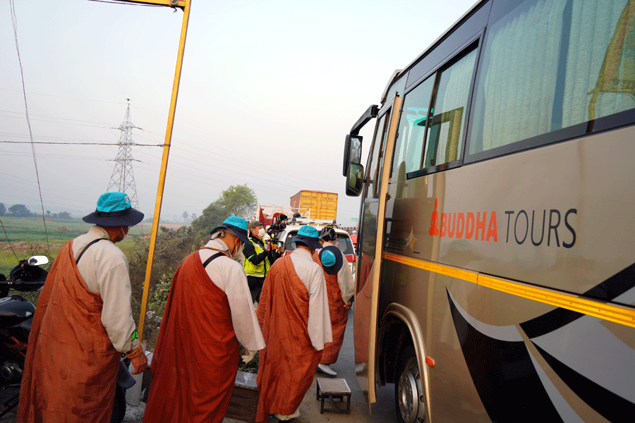 위험한 도로 사정 때문에 잠시 버스로 이동했다.