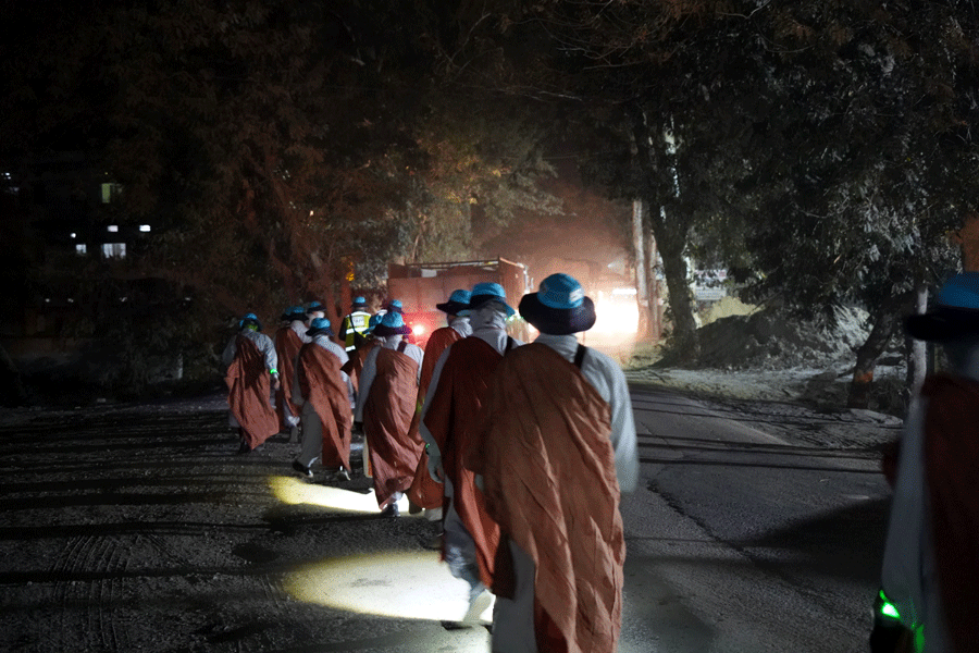 순례단은 30도가 넘는 한낮 행선 대신 새벽 행선을 선택했다. 이래저래 고행은 같다.