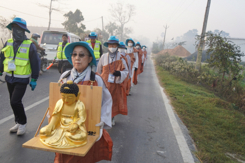비구니 스님이 최초 탄생한 바이샬리 순례일, 비구니 조인 제6조 조장 묘수스님이 불상을 이운하고 있다.