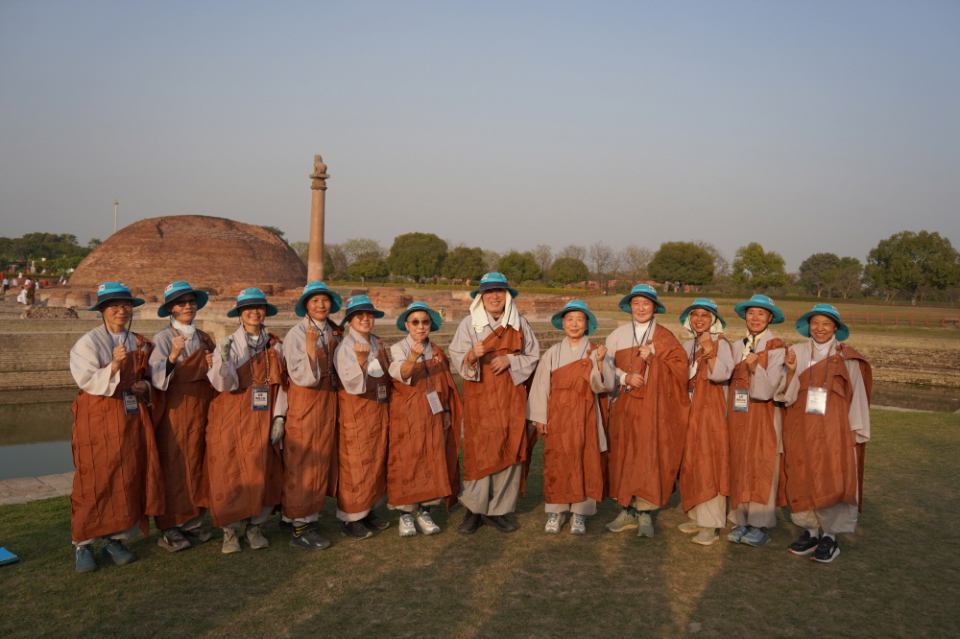 상월결사 회주 자승스님과 아쇼카 석주를 배경으로 선 비구니 스님들.