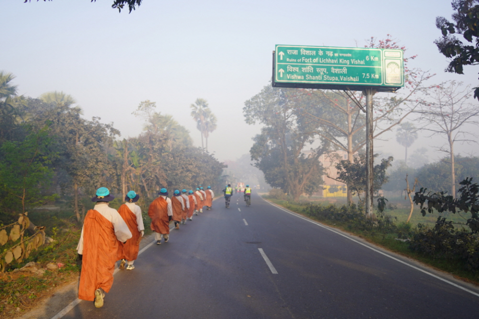 바이샬리로 향하는 비구니 스님들.