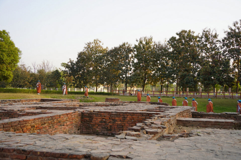 대림정사 터를 합장하고 도는 비구니 스님들.