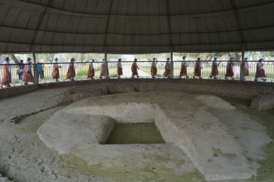 근본사리탑터를 도는 순례단